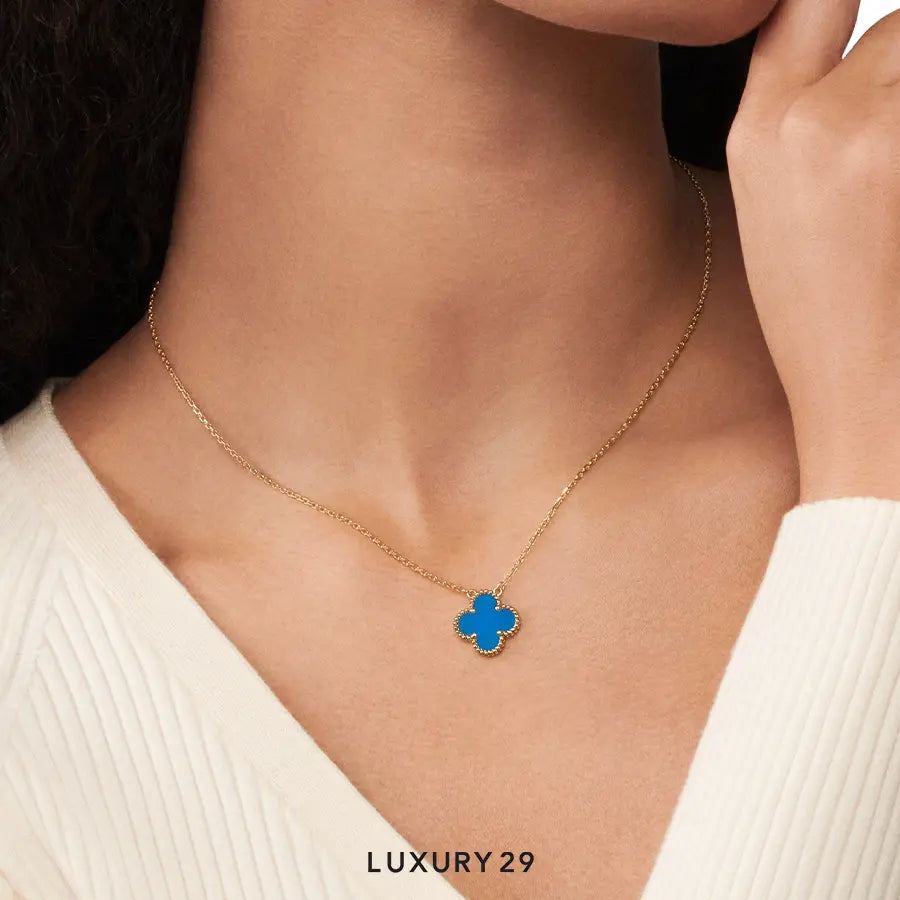 Van Cleef & Arpels Vintage Alhambra pendant, 18K yellow gold, blue agate VAN CLEEF & ARPELS