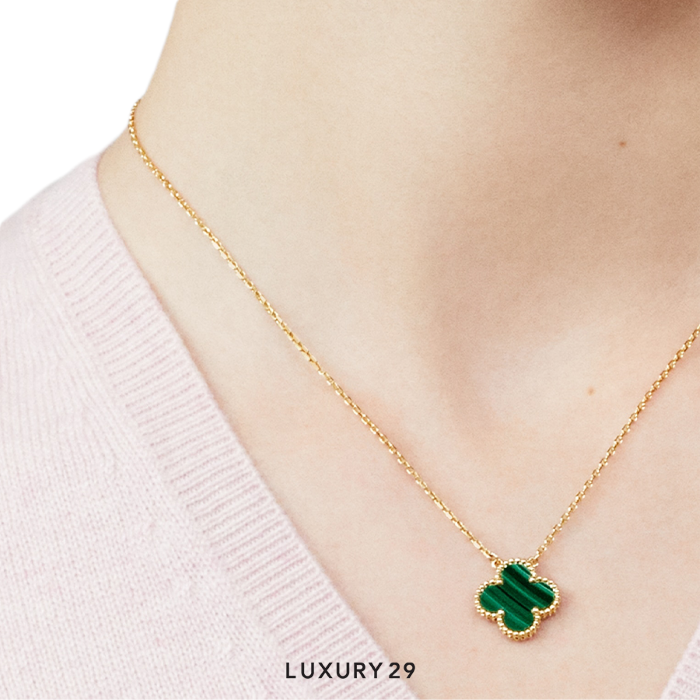 Van Cleef & Arpels Vintage Alhambra pendant, 18K yellow gold, malachite VAN CLEEF & ARPELS